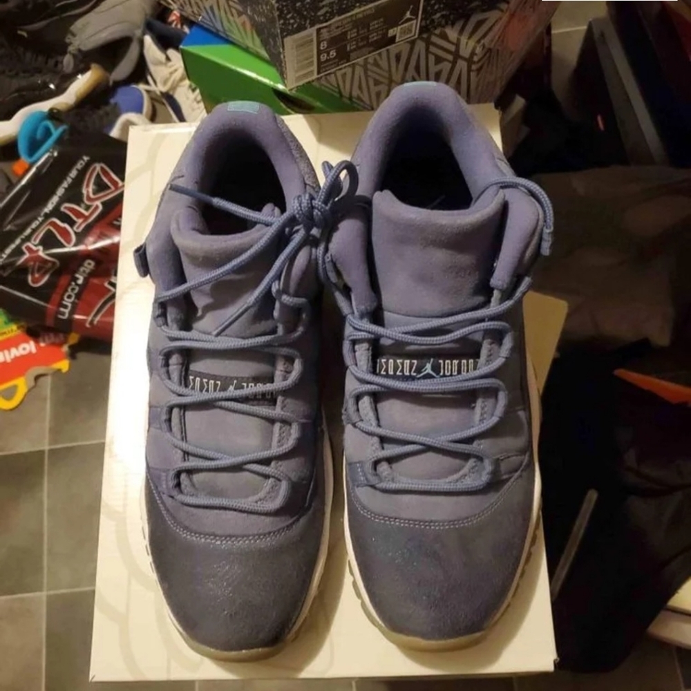 Jordan 11 low blue moon